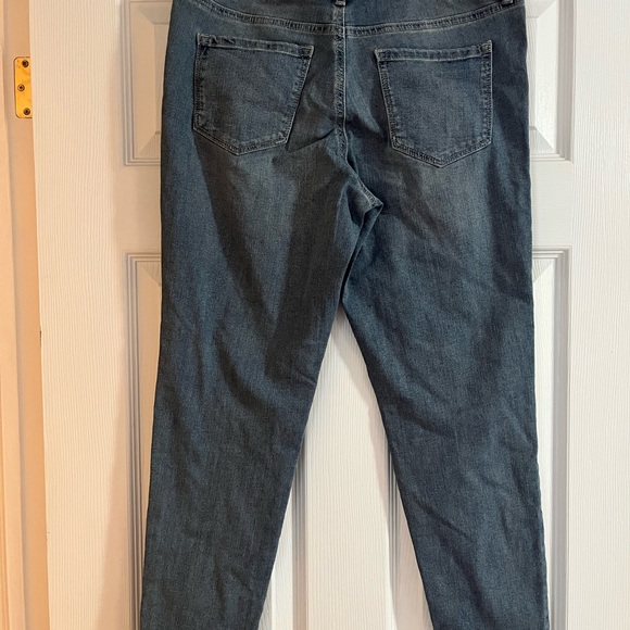 BNWT CROPPED JEAN BY SOFIA VERGARA IN A SIZE 8 - Picture 4 of 5